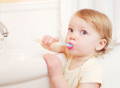 Cha mẹ nên hướng dẫn và giám sát việc đánh răng của bé.